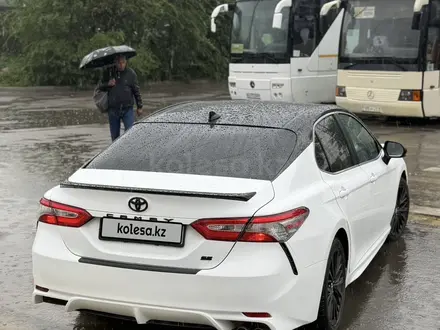 Toyota Camry 2019 года за 10 300 000 тг. в Алматы – фото 9