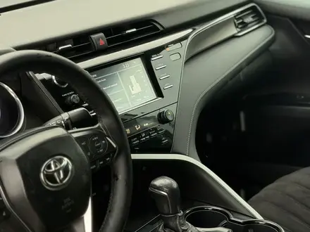 Toyota Camry 2019 года за 10 300 000 тг. в Алматы – фото 15