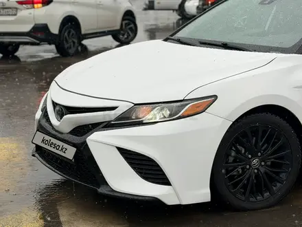 Toyota Camry 2019 года за 10 300 000 тг. в Алматы – фото 2