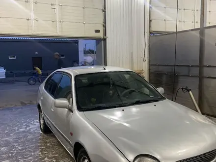 Toyota Corolla 1999 года за 1 300 000 тг. в Актобе – фото 2