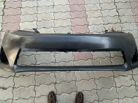 Передний бампер для Toyota Camry 50 LE за 15 000 тг. в Алматы