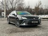 Toyota Camry 2022 года за 13 150 000 тг. в Алматы