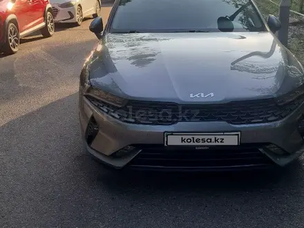 Kia K5 2022 года за 10 500 000 тг. в Алматы – фото 2