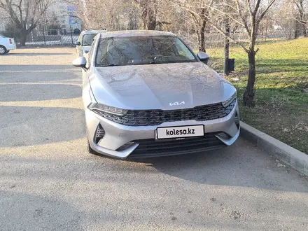 Kia K5 2022 года за 10 500 000 тг. в Алматы – фото 4