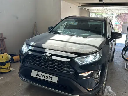 Toyota RAV4 2020 года за 14 500 000 тг. в Актобе – фото 2