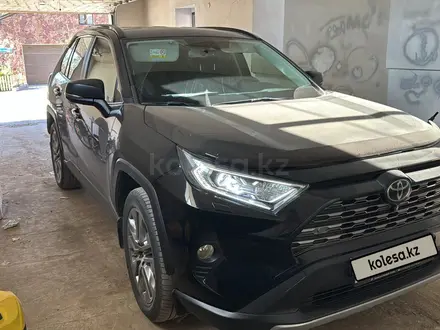 Toyota RAV4 2020 года за 14 500 000 тг. в Актобе – фото 3