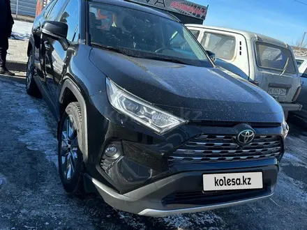 Toyota RAV4 2020 года за 14 500 000 тг. в Актобе