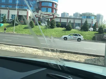 Ремонт трещин и сколов на лобовом стекле в Алматы – фото 11
