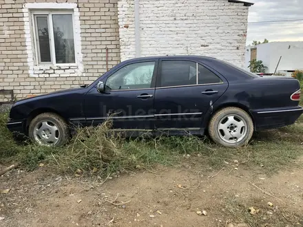 Mercedes-Benz E 200 1999 года за 2 200 000 тг. в Семей – фото 3