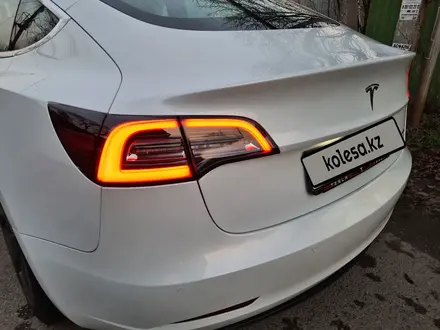 Tesla Model 3 2021 года за 18 850 000 тг. в Алматы – фото 23