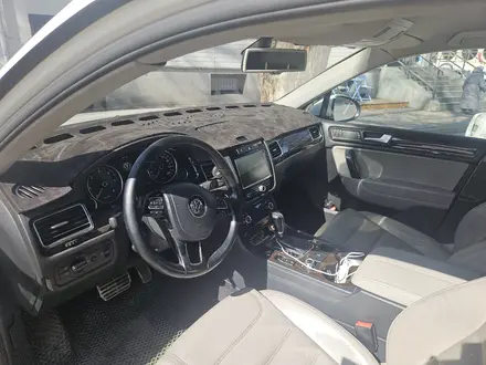 Volkswagen Touareg 2011 года за 10 500 000 тг. в Алматы – фото 6
