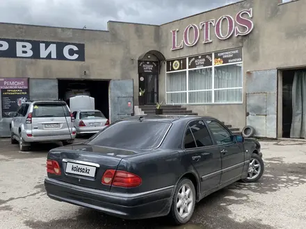 Mercedes-Benz E 230 1996 года за 2 200 000 тг. в Астана