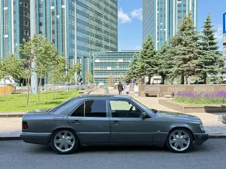 Mercedes-Benz E 320 1993 года за 2 250 000 тг. в Астана – фото 2