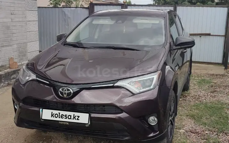 Toyota RAV4 2018 года за 11 200 000 тг. в Актобе