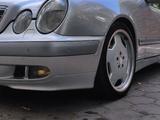 Mercedes-Benz E 320 2001 года за 5 300 000 тг. в Караганда – фото 2