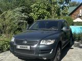 Volkswagen Touareg 2008 года за 6 500 000 тг. в Алматы – фото 2