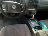 Volkswagen Touareg 2008 года за 6 500 000 тг. в Алматы – фото 5