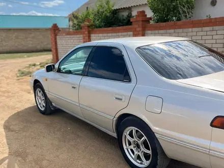 Toyota Camry 1998 года за 2 900 000 тг. в Актобе – фото 4