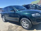 Volkswagen Touareg 2005 года за 5 500 000 тг. в Айтеке би – фото 3