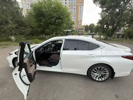Lexus ES 300h 2023 года за 30 000 000 тг. в Алматы – фото 3