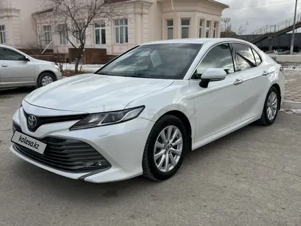 Toyota Camry 2018 года за 13 500 000 тг. в Актау – фото 2