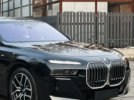 BMW 735 2022 года за 85 000 000 тг. в Алматы – фото 18