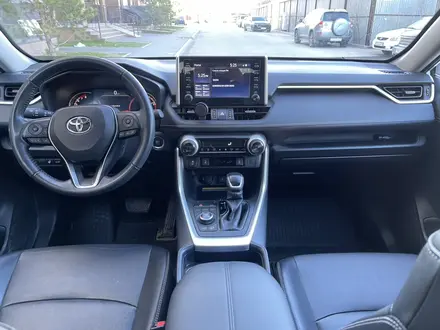 Toyota RAV4 2021 года за 15 800 000 тг. в Астана – фото 3