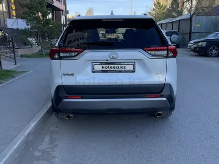 Toyota RAV4 2021 года за 15 800 000 тг. в Астана – фото 13