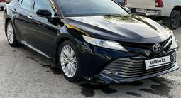 Toyota Camry 2019 года за 14 900 000 тг. в Актобе – фото 2