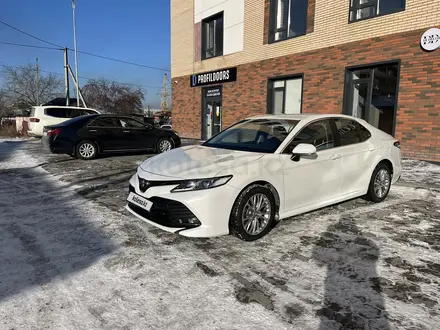 Toyota Camry 2018 года за 13 600 000 тг. в Семей – фото 3