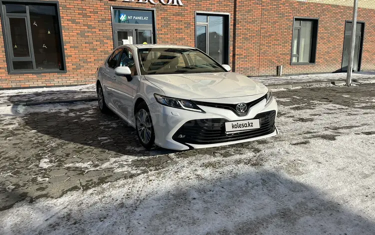 Toyota Camry 2018 года за 13 600 000 тг. в Семей