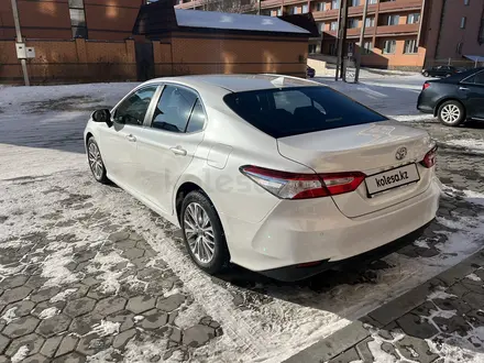 Toyota Camry 2018 года за 13 600 000 тг. в Семей – фото 10