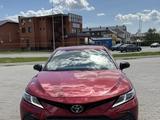 Toyota Camry 2021 года за 14 000 000 тг. в Уральск – фото 2
