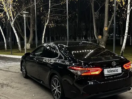 Toyota Camry 2023 года за 20 500 000 тг. в Астана – фото 2