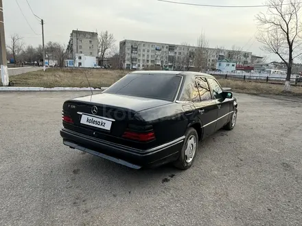 Mercedes-Benz E 200 1996 года за 1 300 000 тг. в Караганда – фото 9