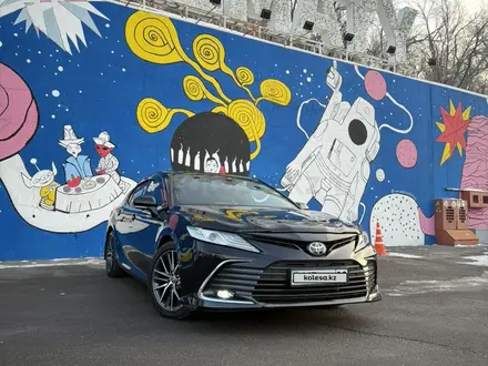 Toyota Camry 2021 года за 18 000 000 тг. в Алматы