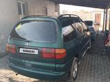 Volkswagen Sharan 1997 года за 2 000 000 тг. в Шамалган – фото 2