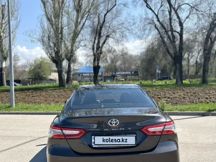 Toyota Camry 2019 года за 14 200 000 тг. в Алматы – фото 10
