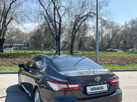 Toyota Camry 2019 года за 14 200 000 тг. в Алматы – фото 11