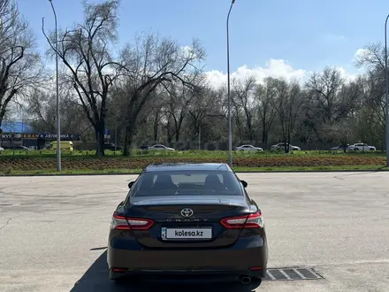 Toyota Camry 2019 года за 14 200 000 тг. в Алматы – фото 18