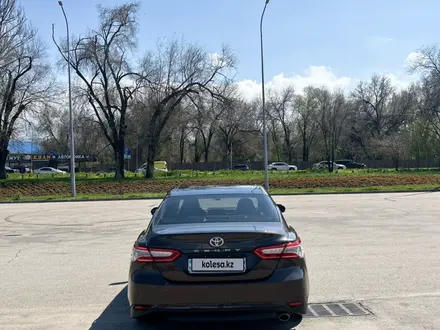 Toyota Camry 2019 года за 14 200 000 тг. в Алматы – фото 19