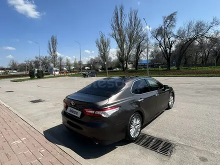 Toyota Camry 2019 года за 14 200 000 тг. в Алматы – фото 22