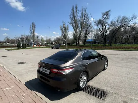 Toyota Camry 2019 года за 14 200 000 тг. в Алматы – фото 23