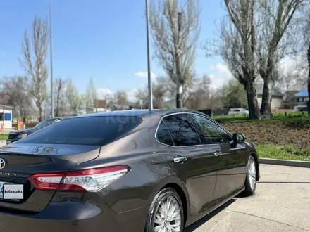 Toyota Camry 2019 года за 14 200 000 тг. в Алматы – фото 9