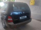 Kia Carnival 2001 года за 1 200 000 тг. в Шымкент – фото 3