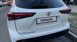 Toyota Highlander 2021 года за 28 800 000 тг. в Алматы – фото 2