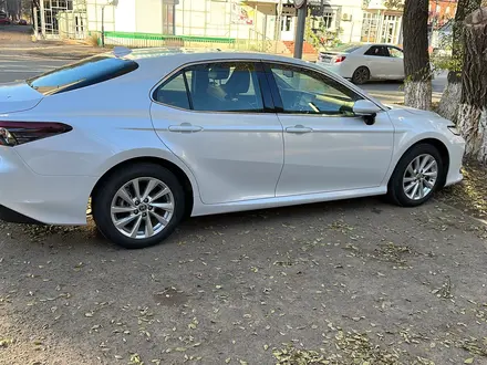 Toyota Camry 2023 года за 18 500 000 тг. в Уральск – фото 2