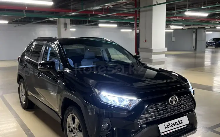 Toyota RAV4 2019 года за 14 450 000 тг. в Караганда
