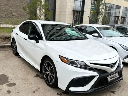 Toyota Camry 2020 года за 11 500 000 тг. в Алматы – фото 2