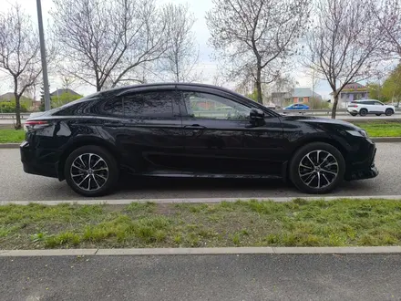 Toyota Camry 2023 года за 16 400 000 тг. в Алматы